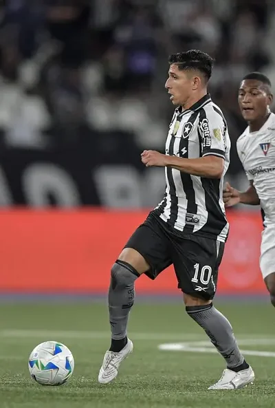 Botafogo vence a LDU por 1 a 0 com gol relâmpago de Artur aos 13 segundos no jogo de ida das oitavas da Libertadores.