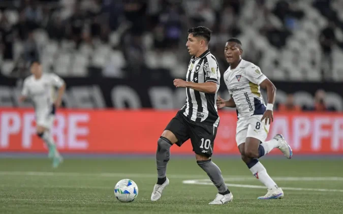 Botafogo vence a LDU por 1 a 0 com gol relâmpago de Artur aos 13 segundos no jogo de ida das oitavas da Libertadores.