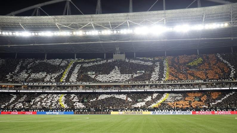 Torcida do Botafogo exibe mosaico no Estádio Nilton Santos antes de Botafogo x LDU.